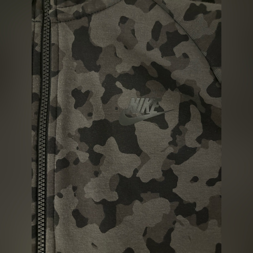 Nike black camouflage tech fleece (no zip up on the arm) Size M Men - Picture 2 of 8